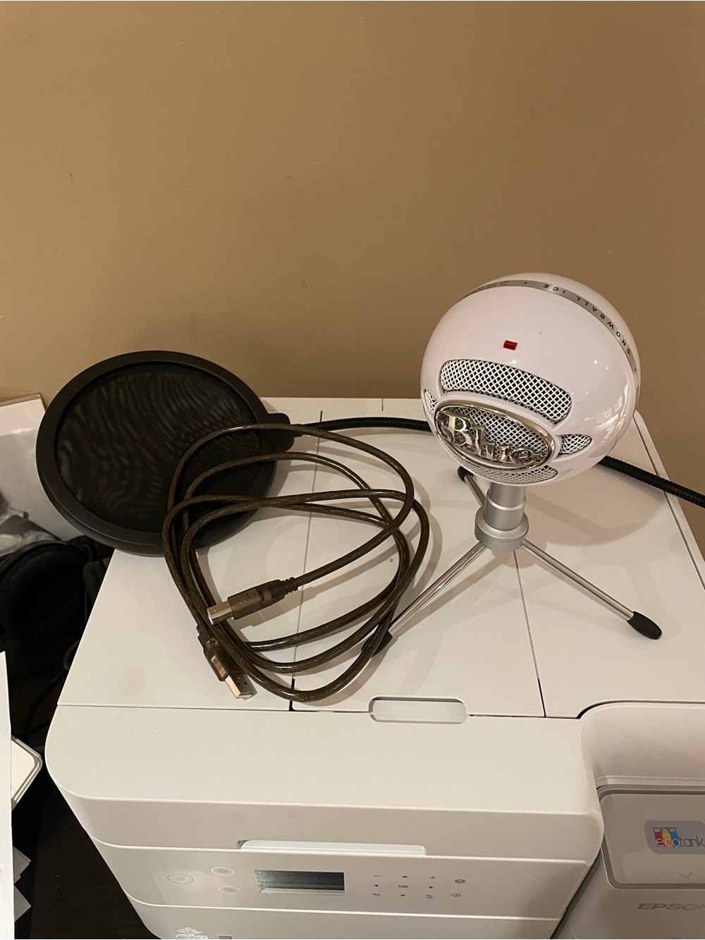 Yeti snowball microphone with pop filter